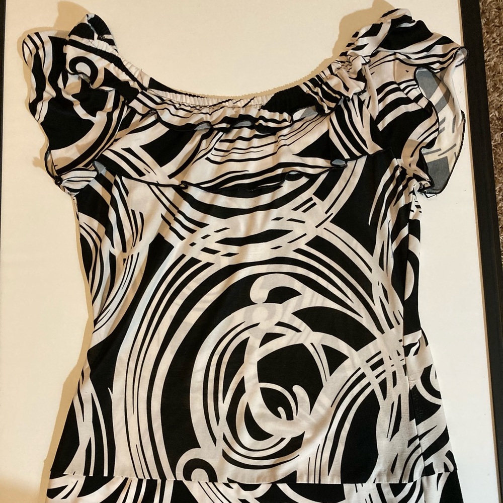 Essential dress/casually women’s top. Size Small
